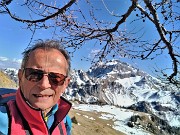 58  Con il Pizzo Arera (2512 m) sul sent. 217 ormai al Monte Campo (1850 m)
